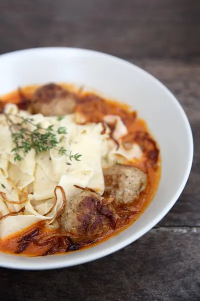 Nudeln Fleischbällchen Tomatensauce Auf Holz Hintergrund — Stockfoto