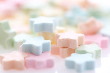 Beyaz arka planda izole renkli yıldız süt granül