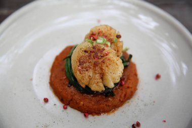 Kurutulmuş tarak, ızgara tarak pasley marş gıda üzerinde tahta arka plan ile