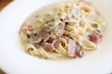 makarna fettuccine alfredo beyaz sos jambon sosis ve mantar ile