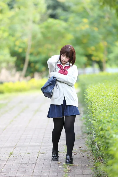日本学校女孩与郊野公园的肖像 — 图库照片