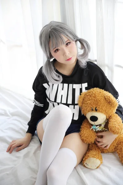 Asiatische Junge Frau Porträt Schlafzimmer Mit Bärenpuppe Auf Weißem Ton — Stockfoto