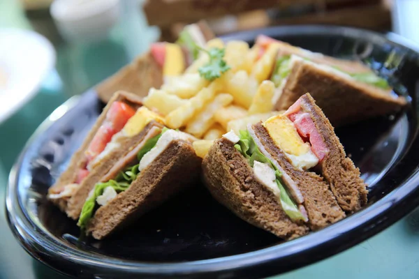 Club Sandwich Smörgås Med Kyckling Tomat Kyckling Bacon Och Grönsaker — Stockfoto