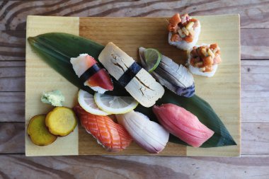 Sushi Set nigiri ve suşi rulo ahşap arka plan üzerinde Üstten Görünüm