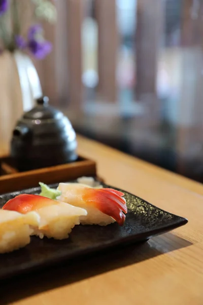 Surf Scoica Nigiri Sushi Stil Alimentar Japonez Fundal Lemn — Fotografie, imagine de stoc