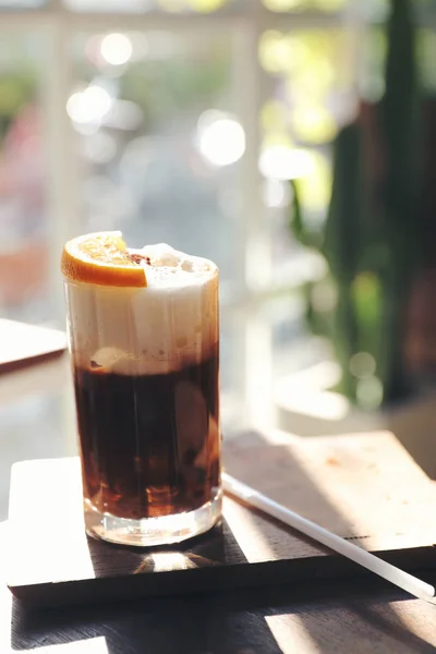 Turuncu Ahşap Arka Plan Üzerinde Siyah Kahve Buz — Stok fotoğraf