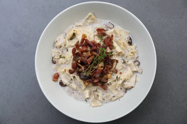 makarna fettuccine alfredo beyaz sos ile jambon sosis ve mantar üstten görünüm üzerinde