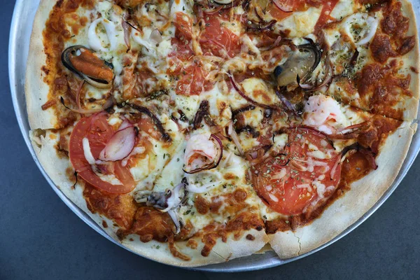 Пицца Морепродуктами Креветками Помидорами Итальянская Еда Сверху — стоковое фото