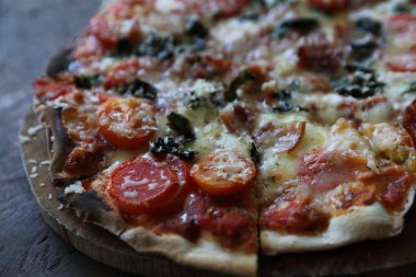 Arka plan vintage tarzı pizza domuz jambon domates ve ahşap üzerine üzerine peynir