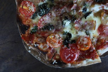 Arka plan üstten görünüm üzerinde vintage tarzı pizza domuz jambon domates ve ahşap üzerine üzerine peynir