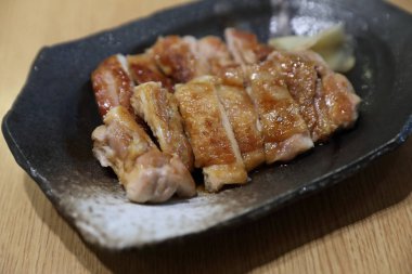 Japon yemekleri, tavuk teriyaki pirinç üzerine tahta arka plan ile