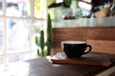 Ahşap zemin üzerinde kapuçino kahve molası