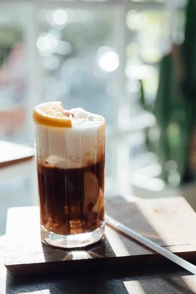木材の背景にオレンジとブラックのアイス コーヒー — ストック写真