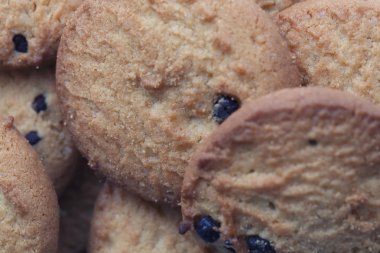 Beyaz arka planda izole çikolatalı kurabiye