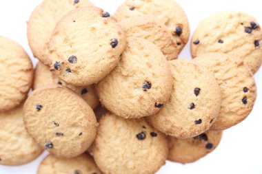 Beyaz arka planda izole çikolatalı kurabiye