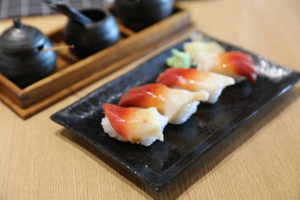 Surf Scoica Nigiri Sushi Stil Alimentar Japonez Fundal Lemn — Fotografie, imagine de stoc