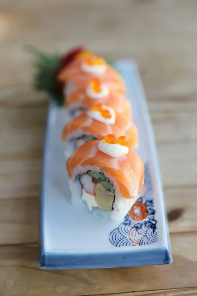 Rollos Sushi Con Salmón Encima Cocina Japonesa —  Fotos de Stock