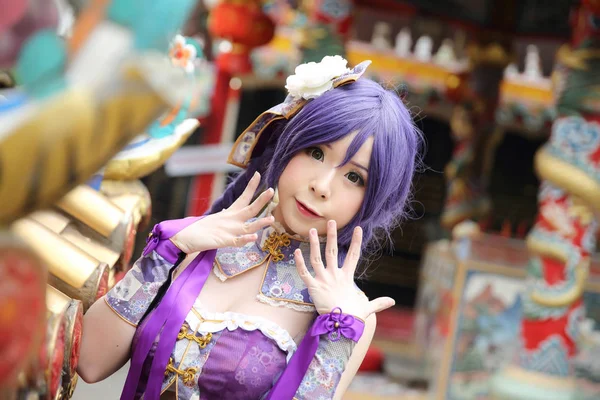 Retrato de mujer joven asiática con vestido chino púrpura cosplay —  Fotos de Stock
