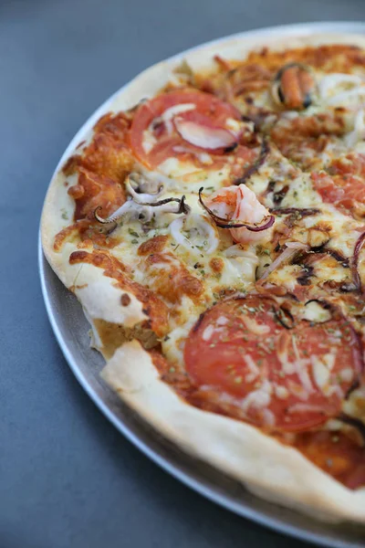 Zeevruchten pizza, met Mossel squid garnalen en tomaat, Italiaanse fo — Stockfoto