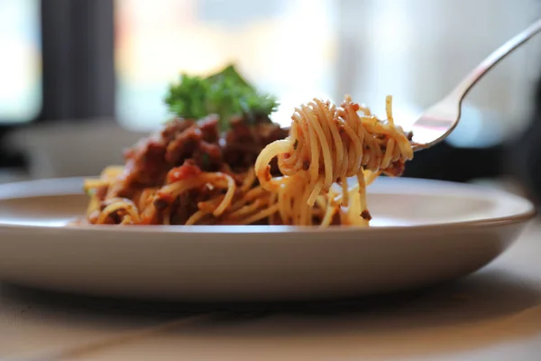 Espaguetis Boloñesa con carne picada y salsa de tomate adornada —  Fotos de Stock