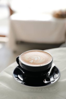 cappuccino veya Latte sanat kahve süt ahşap masa üzerinde yapılan 