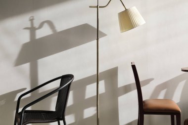 Ahşap masa ve sandalyeler ile Duvar lambası