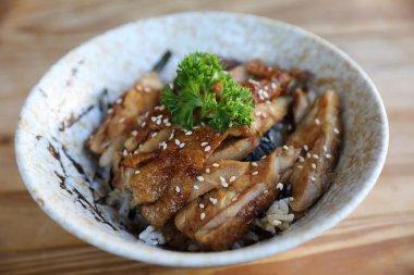 Japon yemekleri, tavuk teriyaki pirinç üzerine tahta arka plan ile