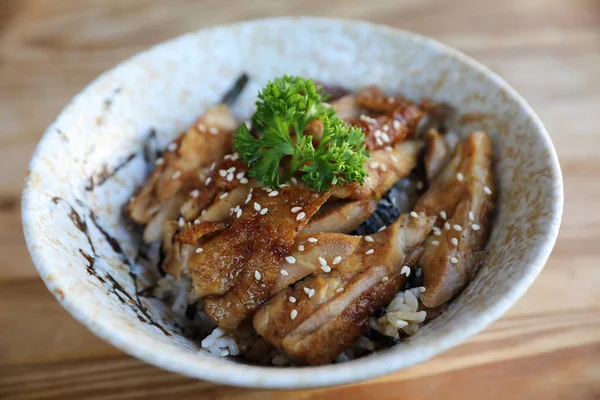 Comida japonesa, Frango teriyaki com arroz sobre fundo de madeira — Fotografia de Stock