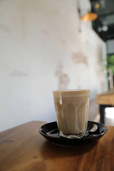 Cappuccino lub Latte art kawy z mleka na stół z drewna — Zdjęcie stockowe