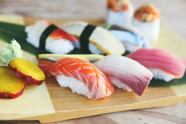 Sushi-Set Nigiri und Sushi-Rollen auf Holz-Hintergrund — Stockfoto