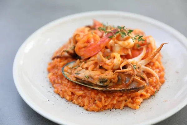 Ризотто из морепродуктов с креветками и кальмарами, итальянская еда — стоковое фото