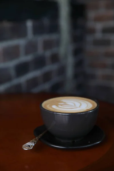 Cappuccino coffee break em fundo de madeira — Fotografia de Stock