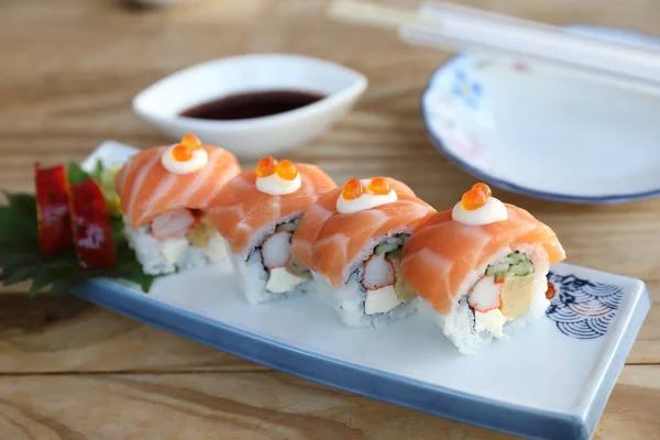 Rollos de sushi con salmón encima, cocina japonesa — Foto de Stock