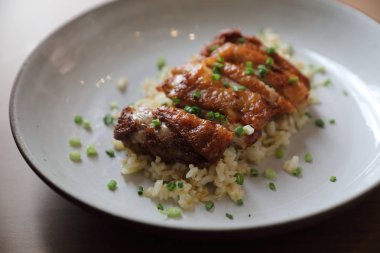 Nasi goreng kızarmış pilav tavuk ahşap arka plan üzerinde