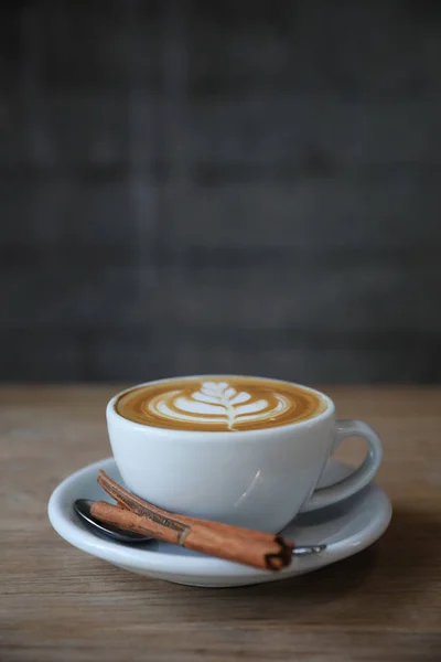 Cappuccino lub Latte art kawy z mleka na stół z drewna — Zdjęcie stockowe