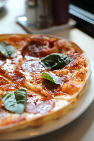 Hot Pepperoni Pizza i fad, italiensk mad - Stock-foto