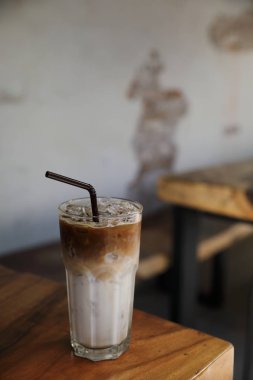 buz latte kahve kahve dükkanında ahşap üzerine