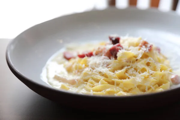 Espaguetis carbonara salsa blanca con tocino sobre fondo de madera en — Foto de Stock