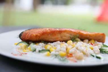 Pişmiş fasulye iş'ın gözyaşları salata ile Somon