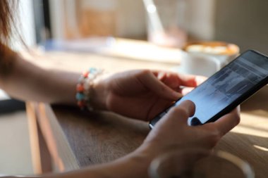 Kadın el ile kahve dükkanı telefonla alışveriş