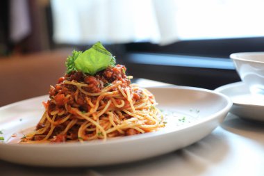 Spagetti Bolognese kıyma ve domates sosu ile süslenmiş 