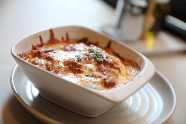 Ev yapımı sığır eti lazanya yemek restoranı, İtalyan gıda üzerinde