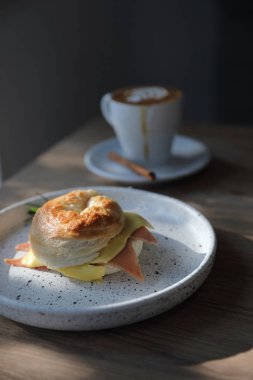 Simit jambon peynir kafede ahşap arka plan üzerinde kapat 