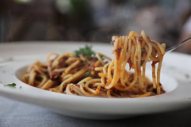 Ahşap masa, itali üzerinde sığır eti tometo soslu spagetti Bolonez