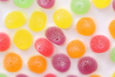 Beyaz arka planda izole renkli jelly şeker