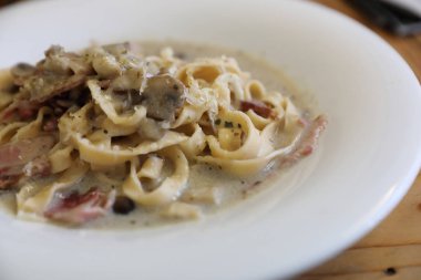 makarna fettuccine alfredo beyaz sos jambon sosis ve mantar ile