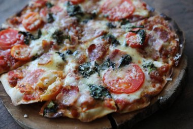 Pizza domuz jambon domates ve ahşap arka plan vint tarih üzerine peynir
