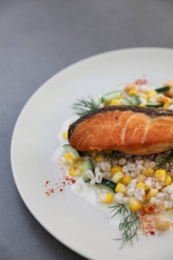 Pişmiş fasulye iş'ın gözyaşları salata ile Somon