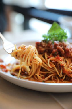 Spagetti Bolognese kıyma ve domates sosu ile süslenmiş 