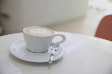 ccappuccino veya Latte sanat kahve süt beyaz tabl üzerinde yapılan